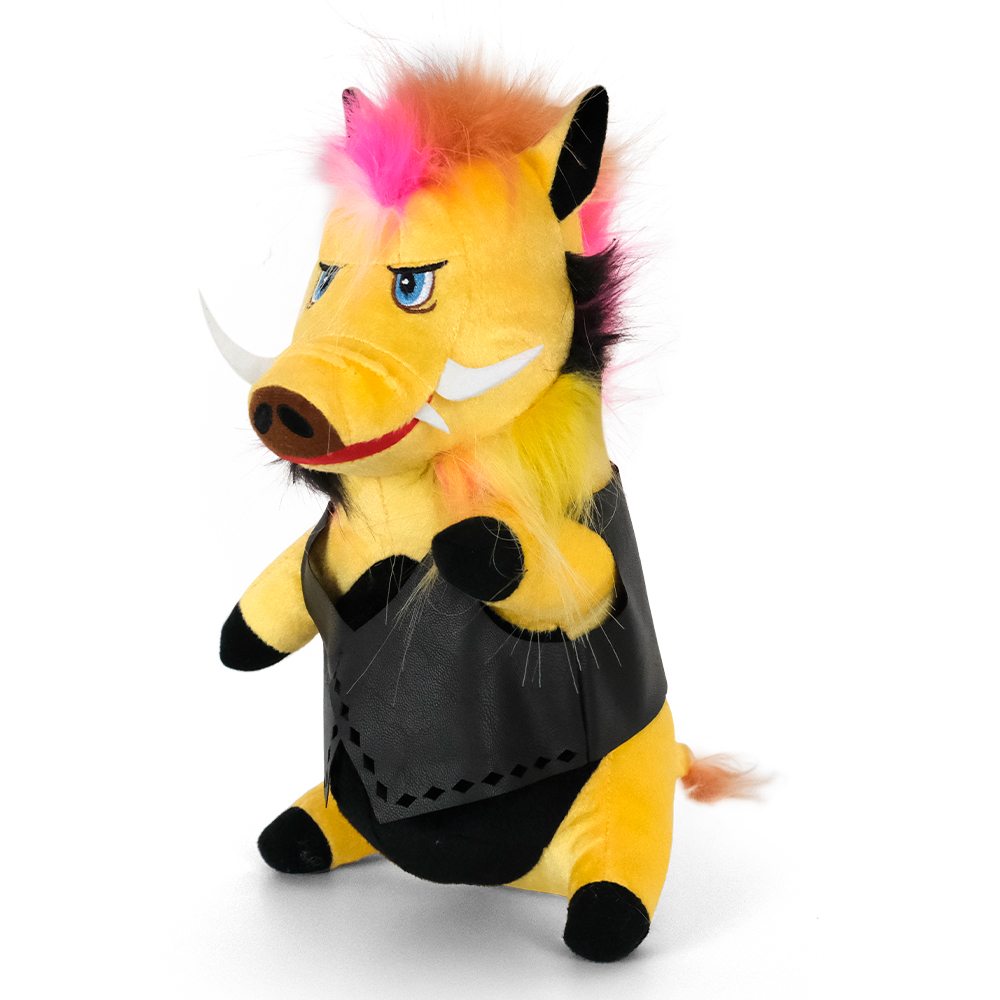 Ein Plüsch-Warzenschwein-Spielzeug mit gelbem Körper, rosa und orangefarbenem Haar, blauen Augen und einer schwarzen Weste sitzt.