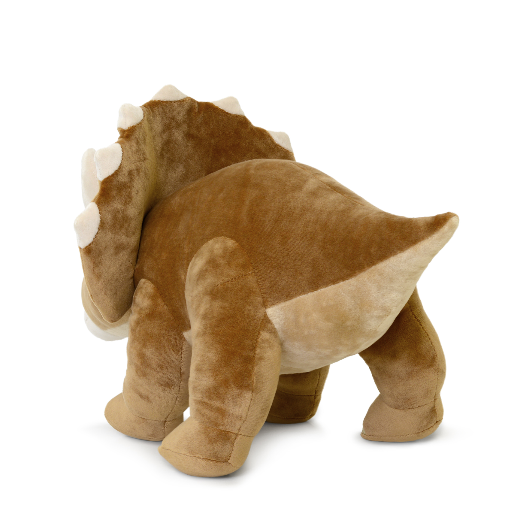 Ein braunes Plüsch-Triceratops-Spielzeug auf weißem Hintergrund. Es steht abgewandt und zeigt seinen Rücken, Schwanz und Beine.