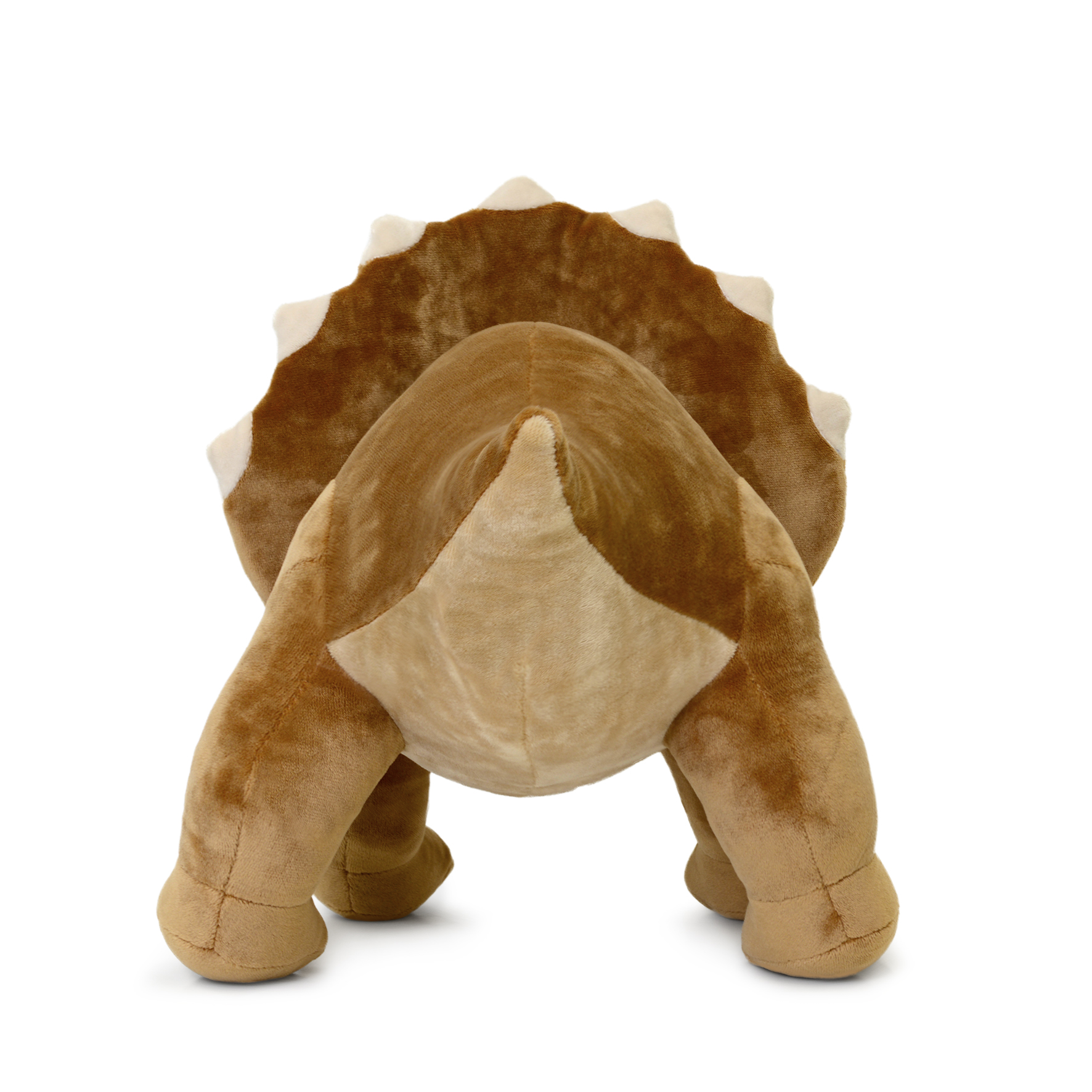 Ein braunes Plüsch-Triceratops-Spielzeug, von hinten gesehen, mit weißem Hintergrund.