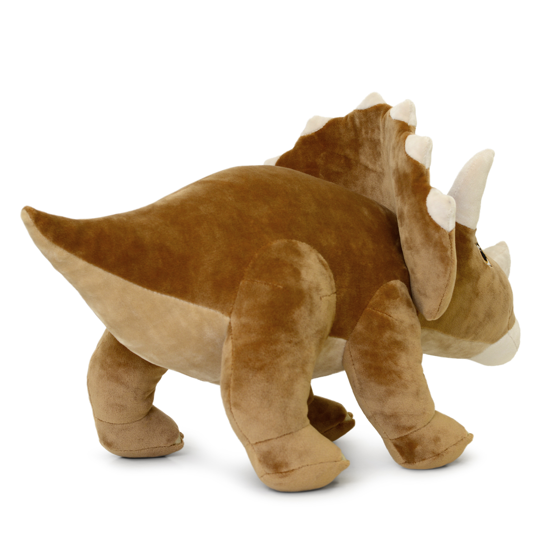Ein braunes Triceratops-Plüschtier steht auf einer weißen Oberfläche. Es hat Hörner, einen Kragen und blickt nach links.