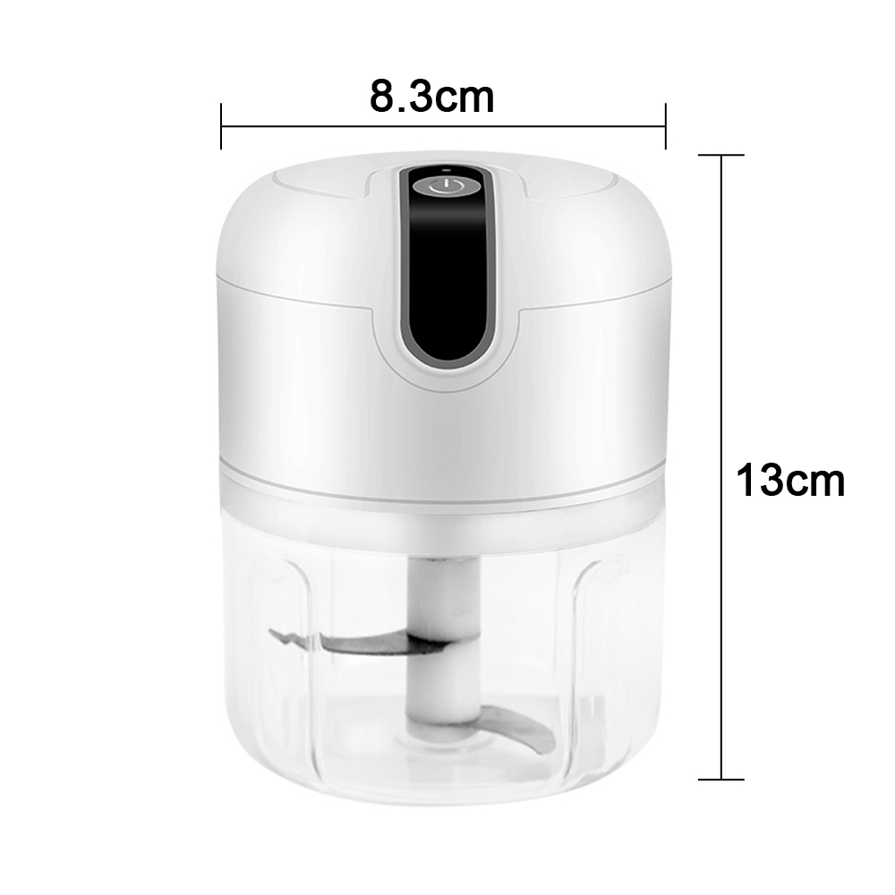 Ein weißer und transparenter Mini-Zerkleinerer mit Klinge. Die Abmessungen betragen 8,3 cm x 13 cm. Ein schwarzer Power-Knopf ist sichtbar.