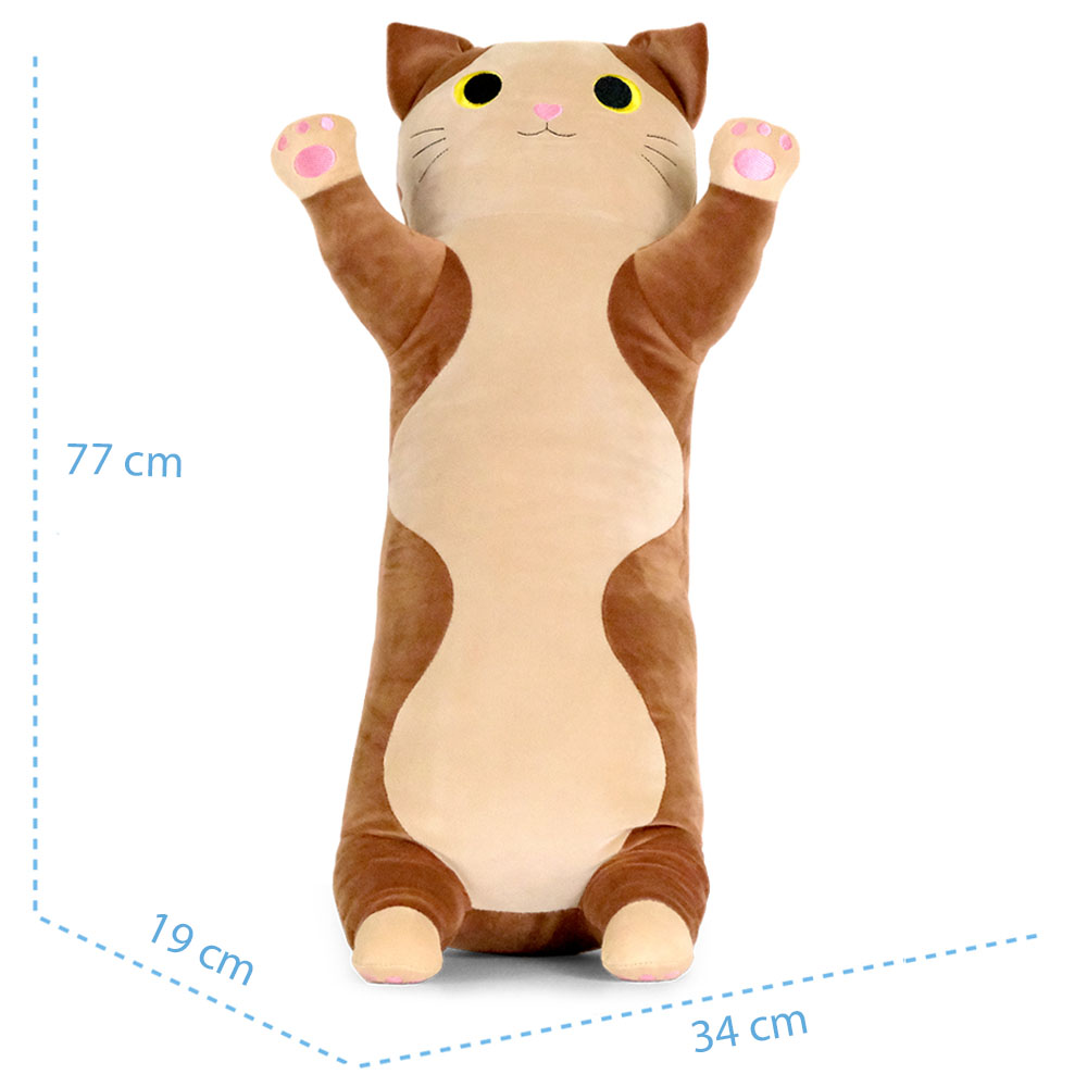 Ein Plüsch-Katze-Spielzeug steht aufrecht, Arme erhoben. Es ist beige und braun mit rosa Pfoten. Maße: 77 cm hoch, 19 cm breit, 34 cm tief.