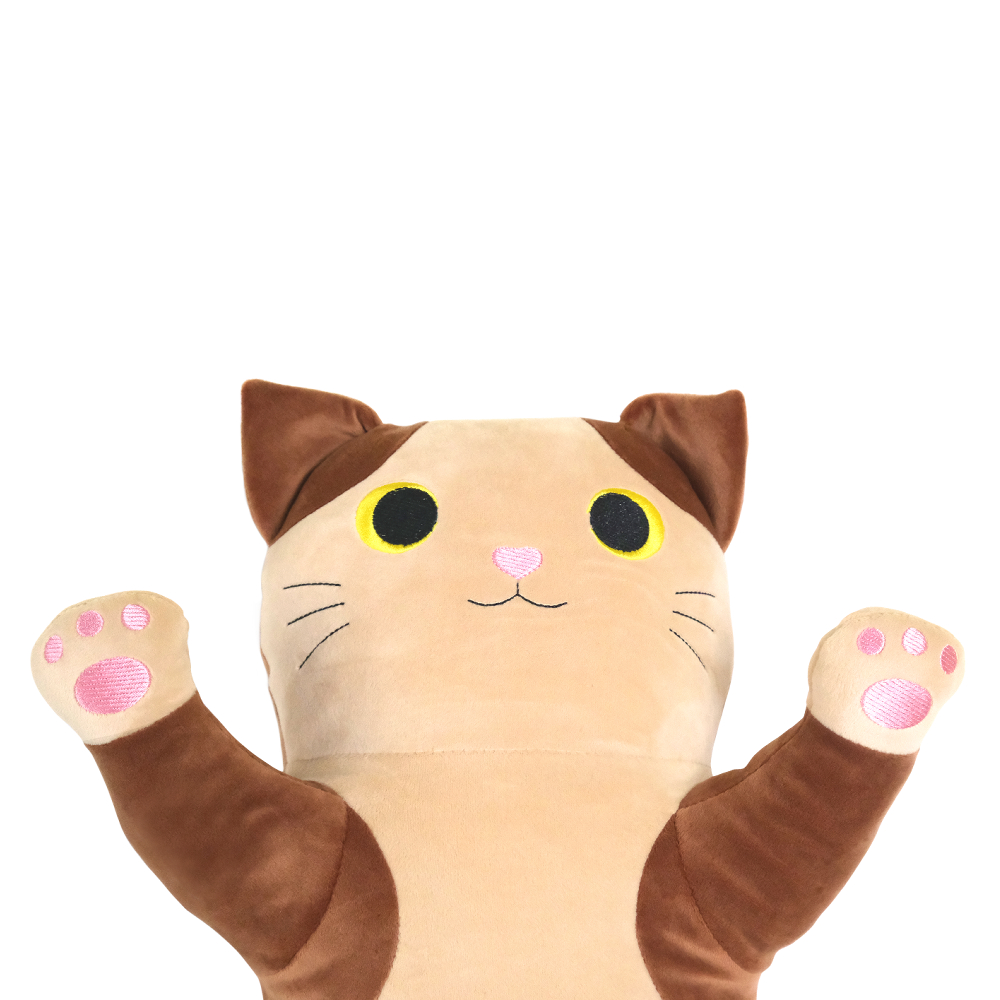 Eine Plüschkatze mit braunen Ohren, Pfoten und Körperteilen. Sie hat gelbe Augen und eine rosa Nase und Pfotenballen. Die Arme sind erhoben.