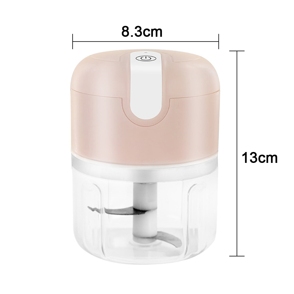 Ein kleiner rosa und klarer Foodprocessor mit einer Klinge im Inneren. Er ist 8,3 cm breit und 13 cm hoch.