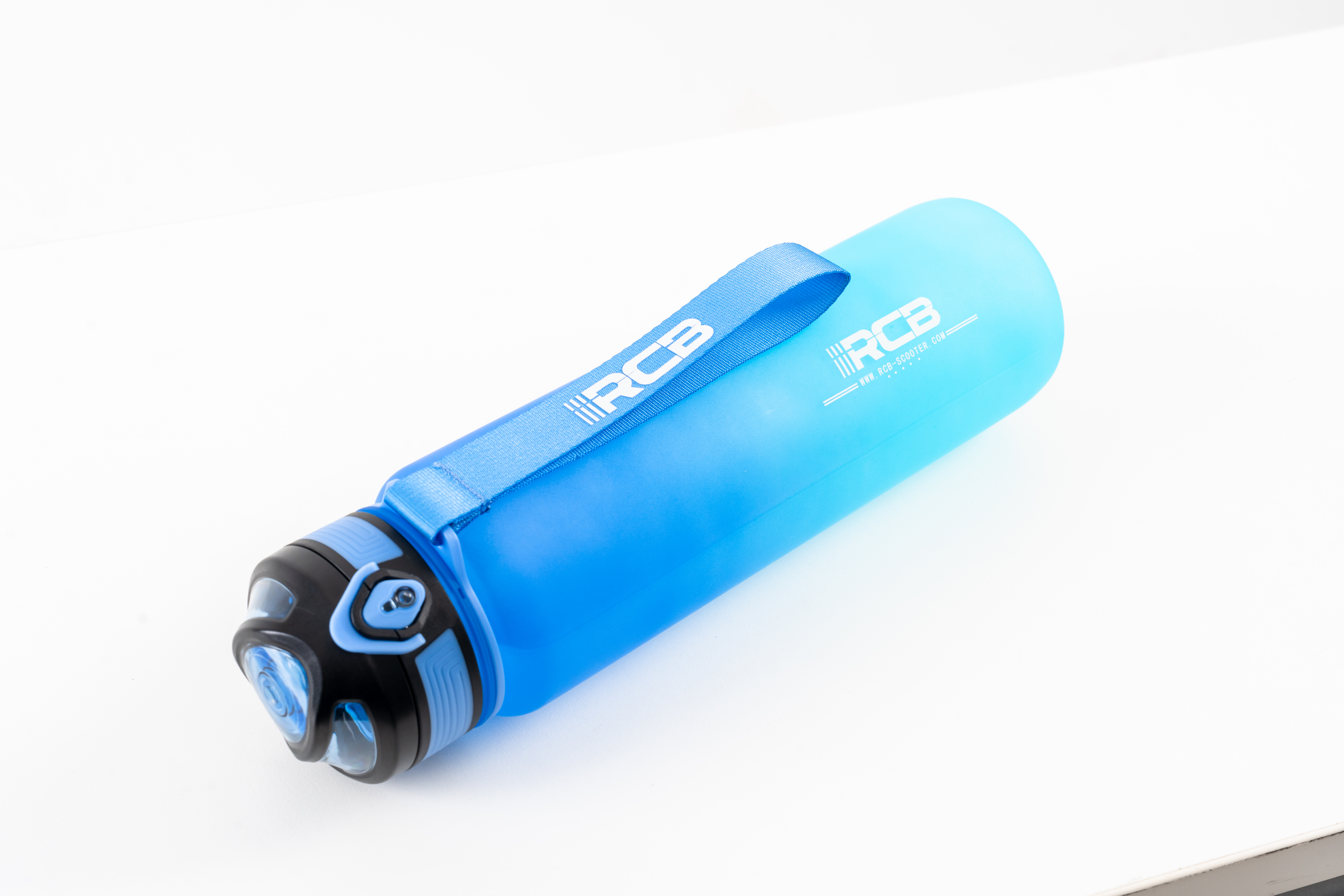 Een blauwe waterfles met een band. De fles heeft een zwarte dop en het merk "RCB" is zichtbaar.