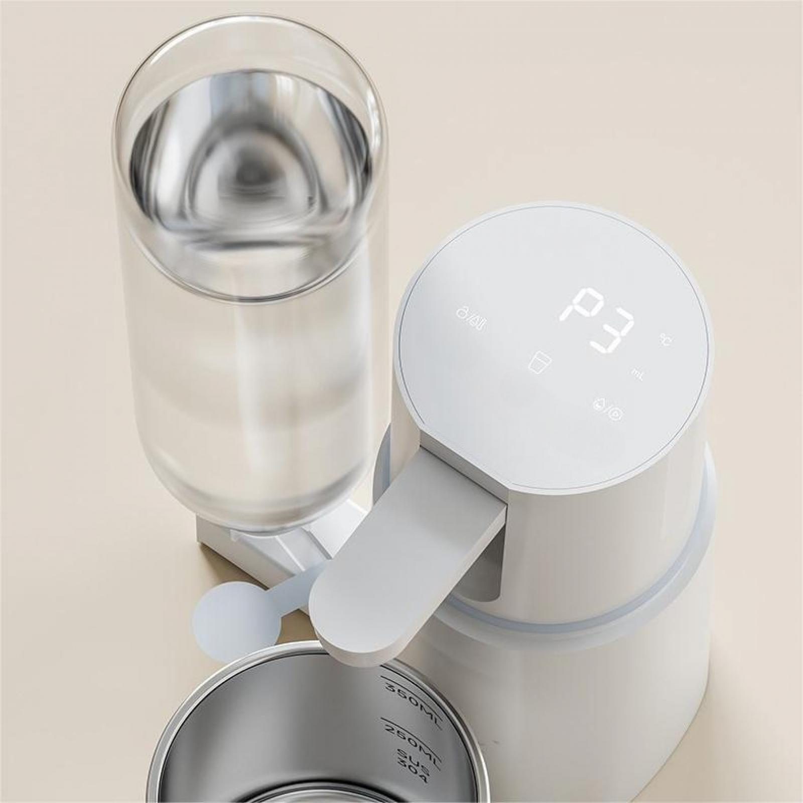 Ein weißer Haustier-Wasserspender mit Wasserflasche, Digitalanzeige und Edelstahlschüssel.