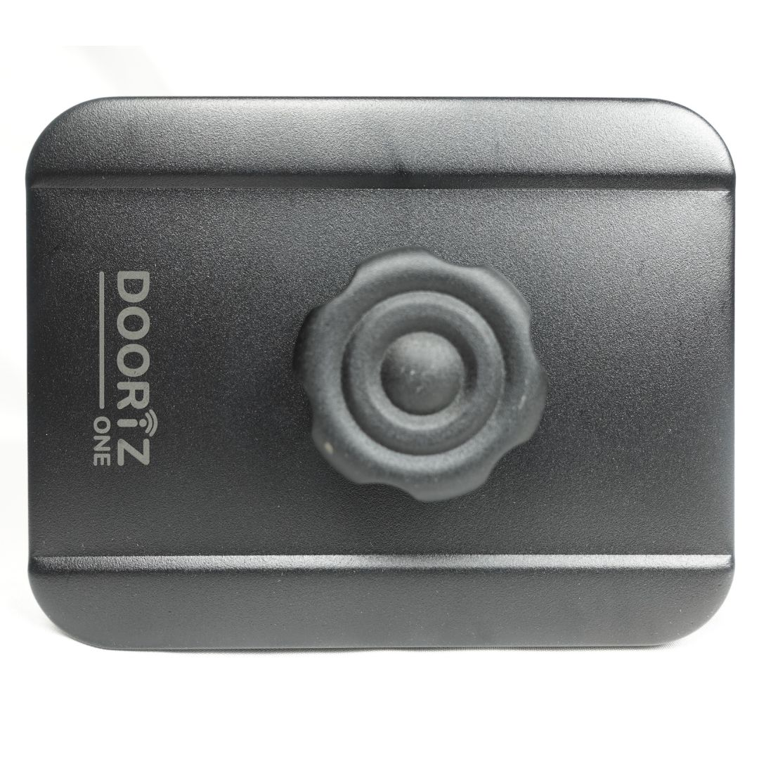 Una cerradura de puerta negra con una perilla en el centro. El nombre de la marca 'DoorZ One' está impreso en el lado izquierdo.