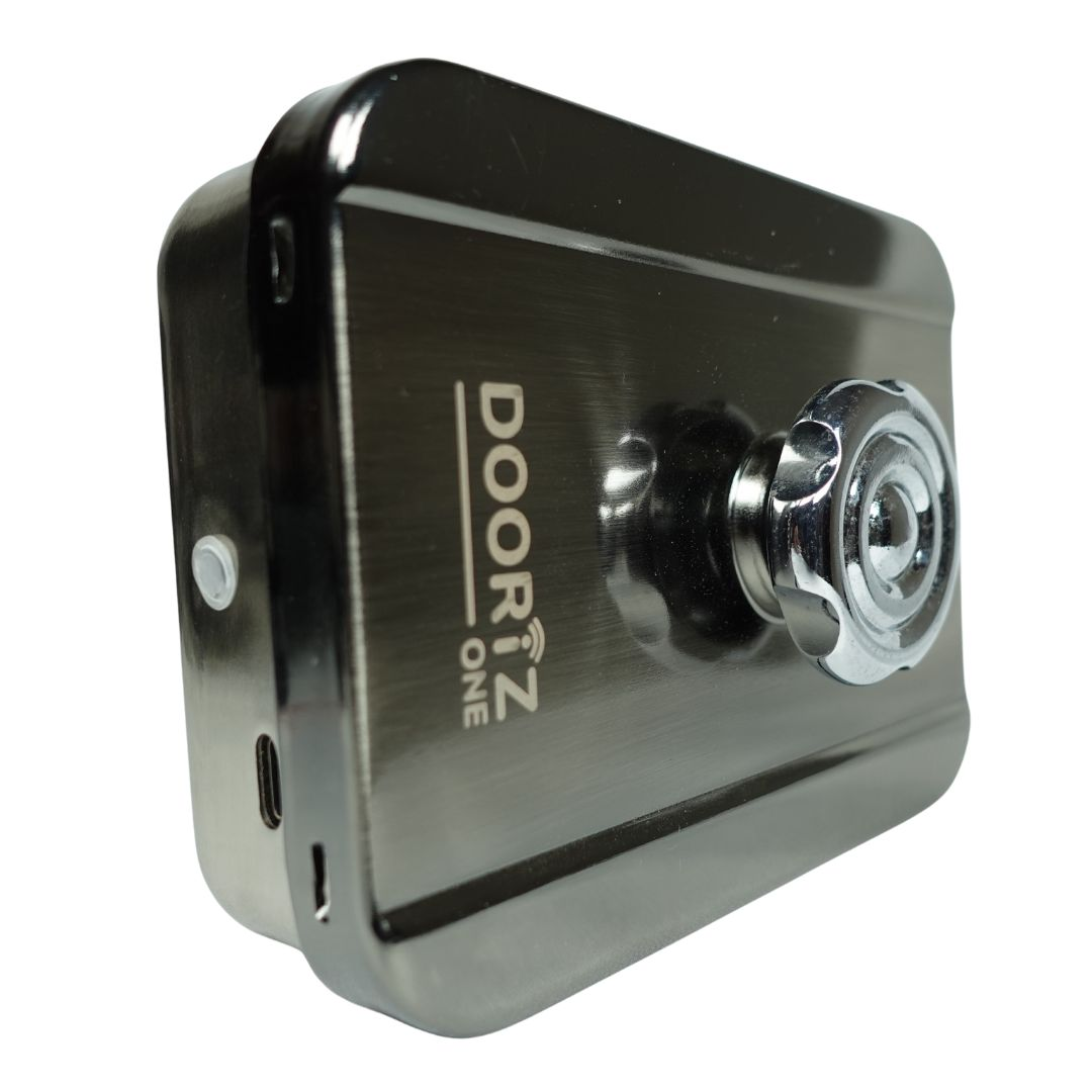 Una cerradura rectangular gris metálico con un pomo cromado, la marca 'Dooriz One' es visible en el lateral.