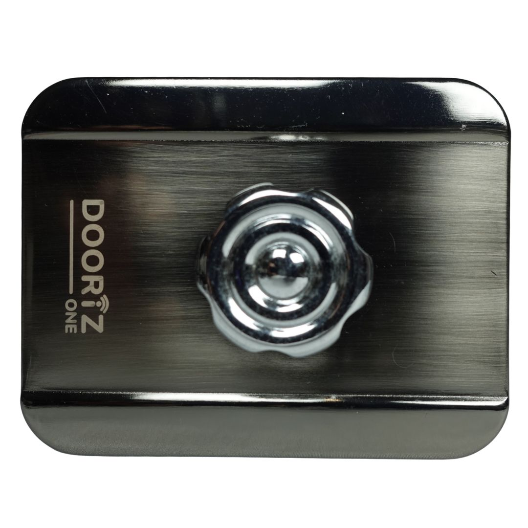 Primer plano de una cerradura de puerta de metal cepillado con pomo cromado. El texto "DOORIZ ONE" es visible.