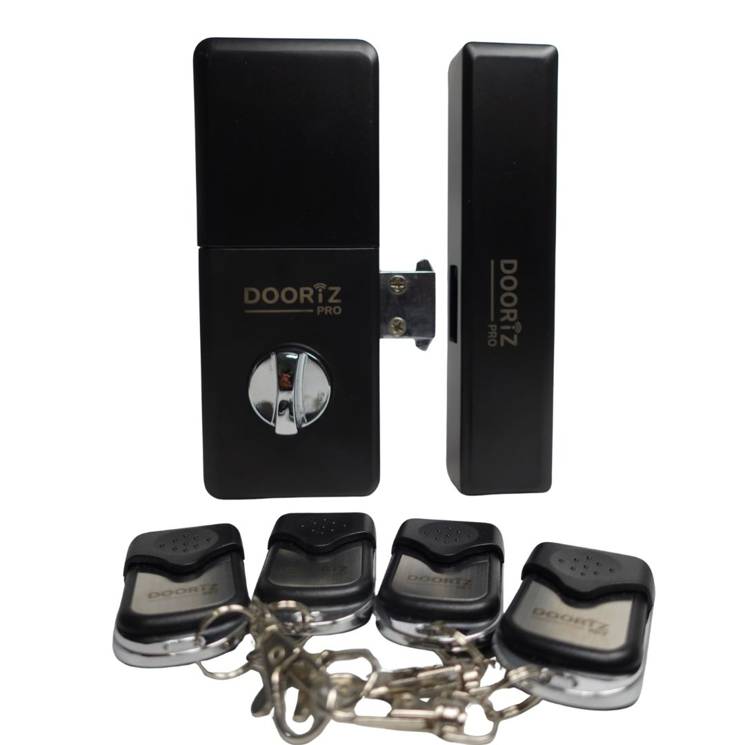 Juego de cerradura de puerta negra con controles remotos y llaveros. Marca Dooriz Pro visible en la cerradura y mandos.