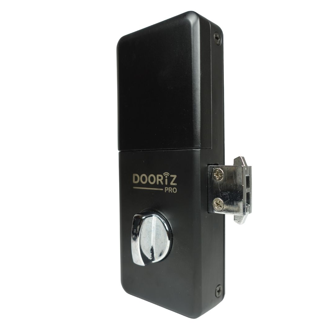 Una cerradura de puerta Dooriz Pro negra. Tiene una manija plateada y un pestillo plateado. El fondo es blanco.