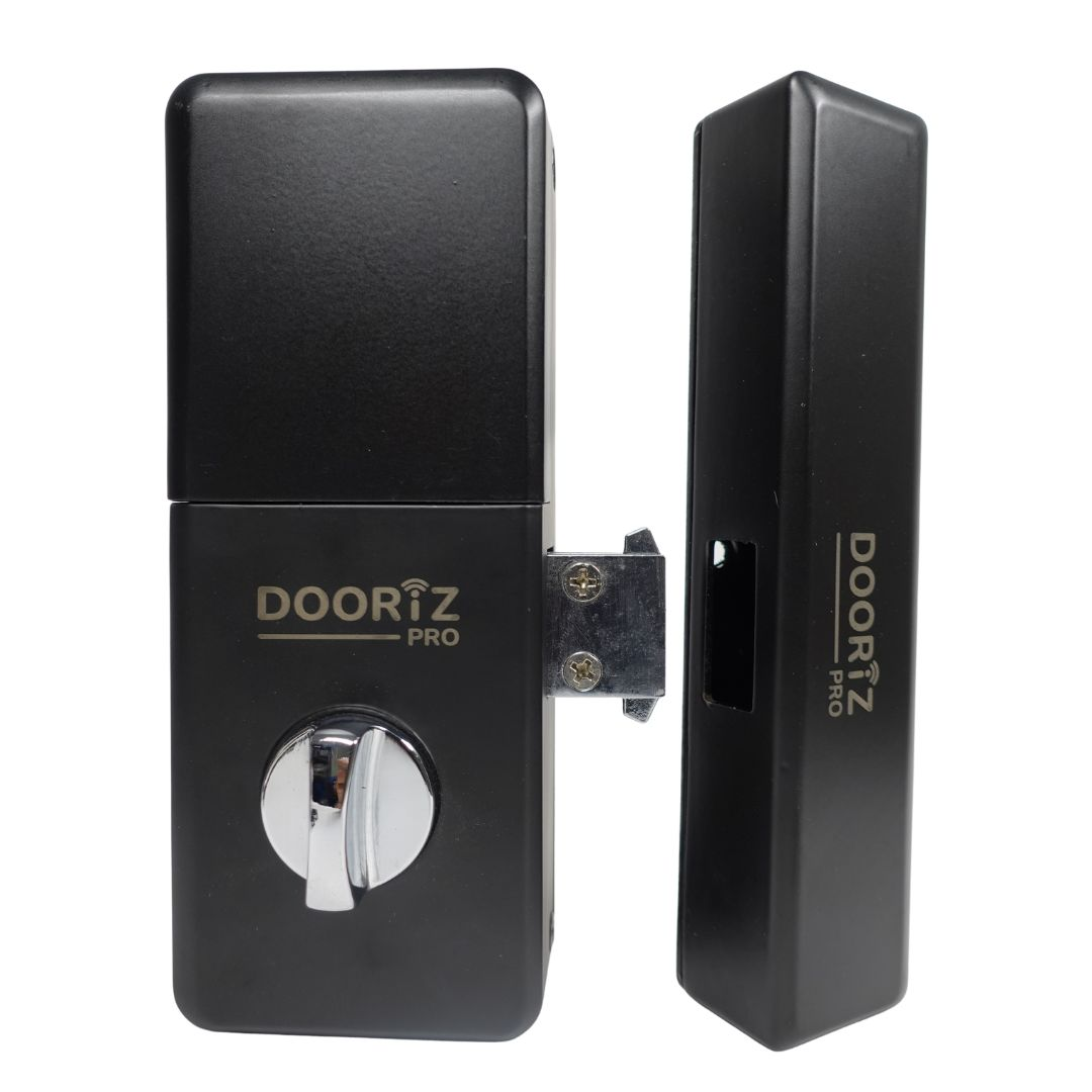 Sistema de cerradura Dooriz Pro negro. Una unidad principal con pomo plateado y pieza lateral sobre fondo blanco.