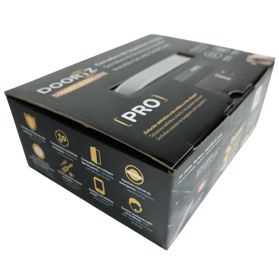 Una caja negra con la etiqueta DOORIZ PRO, con características del producto y texto en varios idiomas. Es un producto de seguridad para puertas.