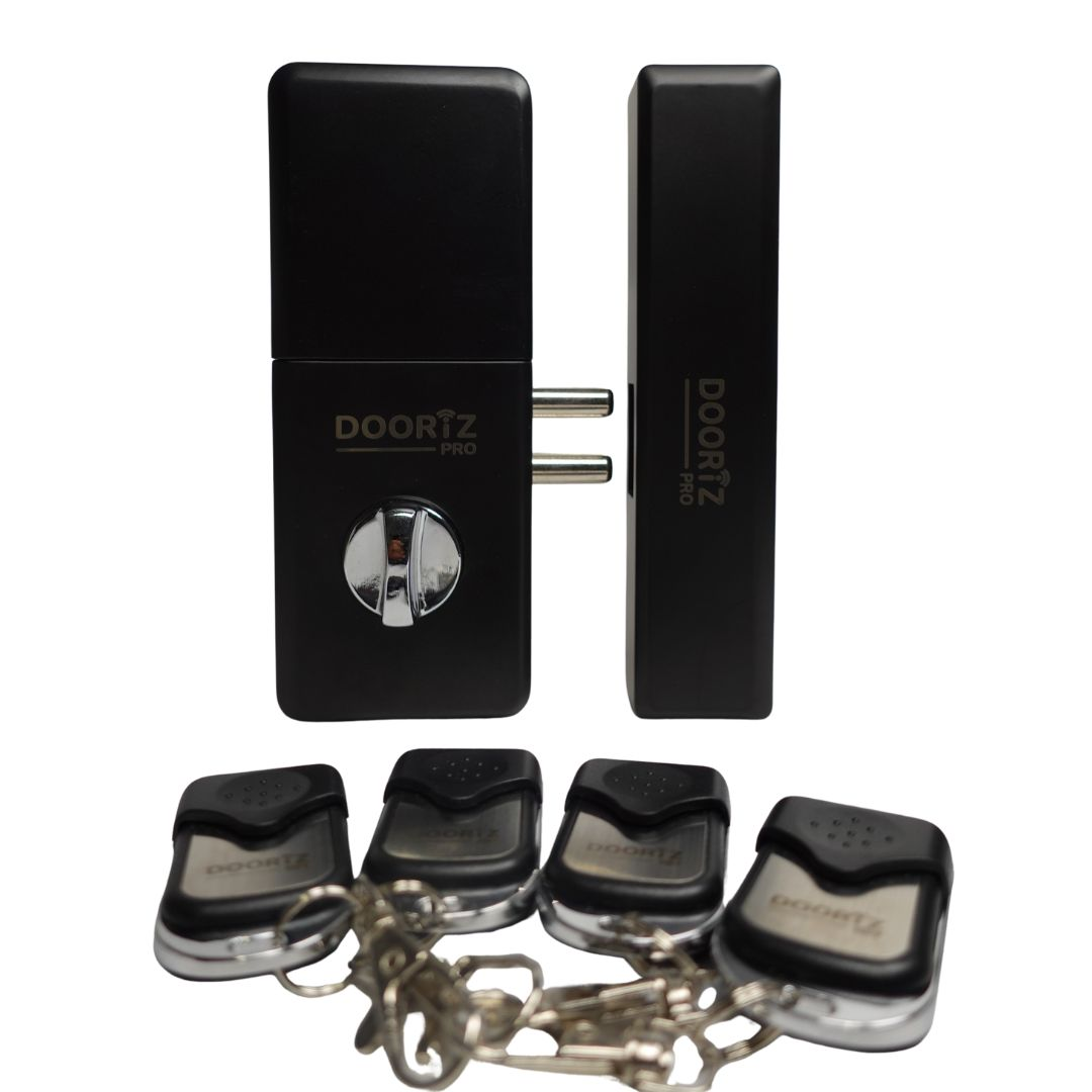 Juego de cerradura de puerta negra con mandos a distancia y llaveros. Presenta el logotipo Dooriz Pro. Incluye cerradura, cerradero y cuatro mandos.