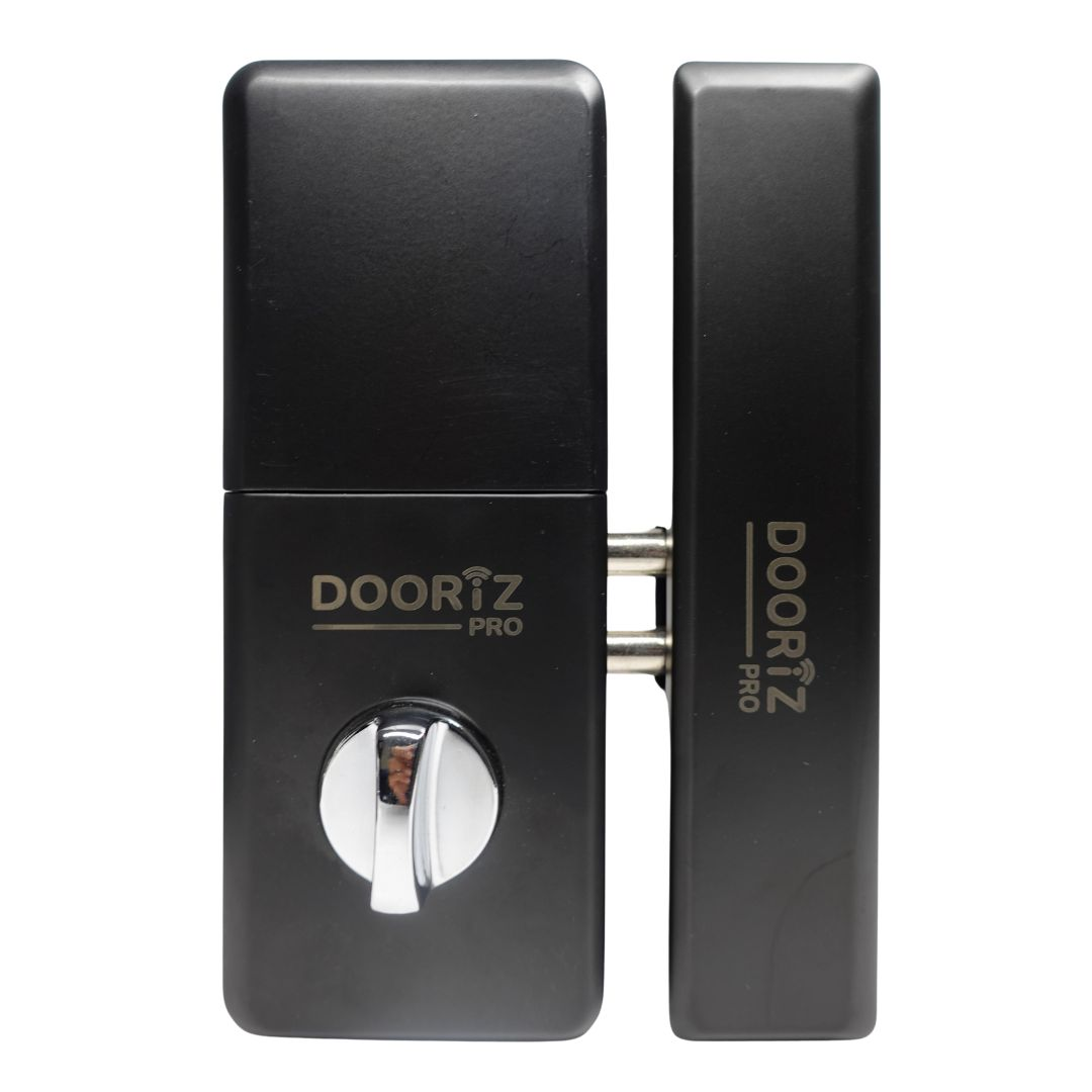 Cerradura de puerta Dooriz Pro negra. Manija plateada. El logotipo de Dooriz Pro es visible.