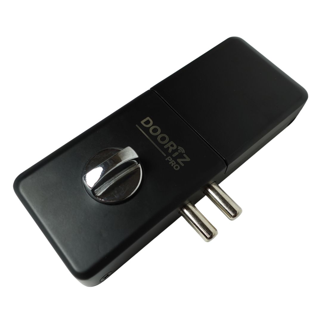 Se muestra una cerradura de puerta DooriZ Pro negra sobre un fondo blanco. Tiene un asa plateada y dos pasadores plateados.