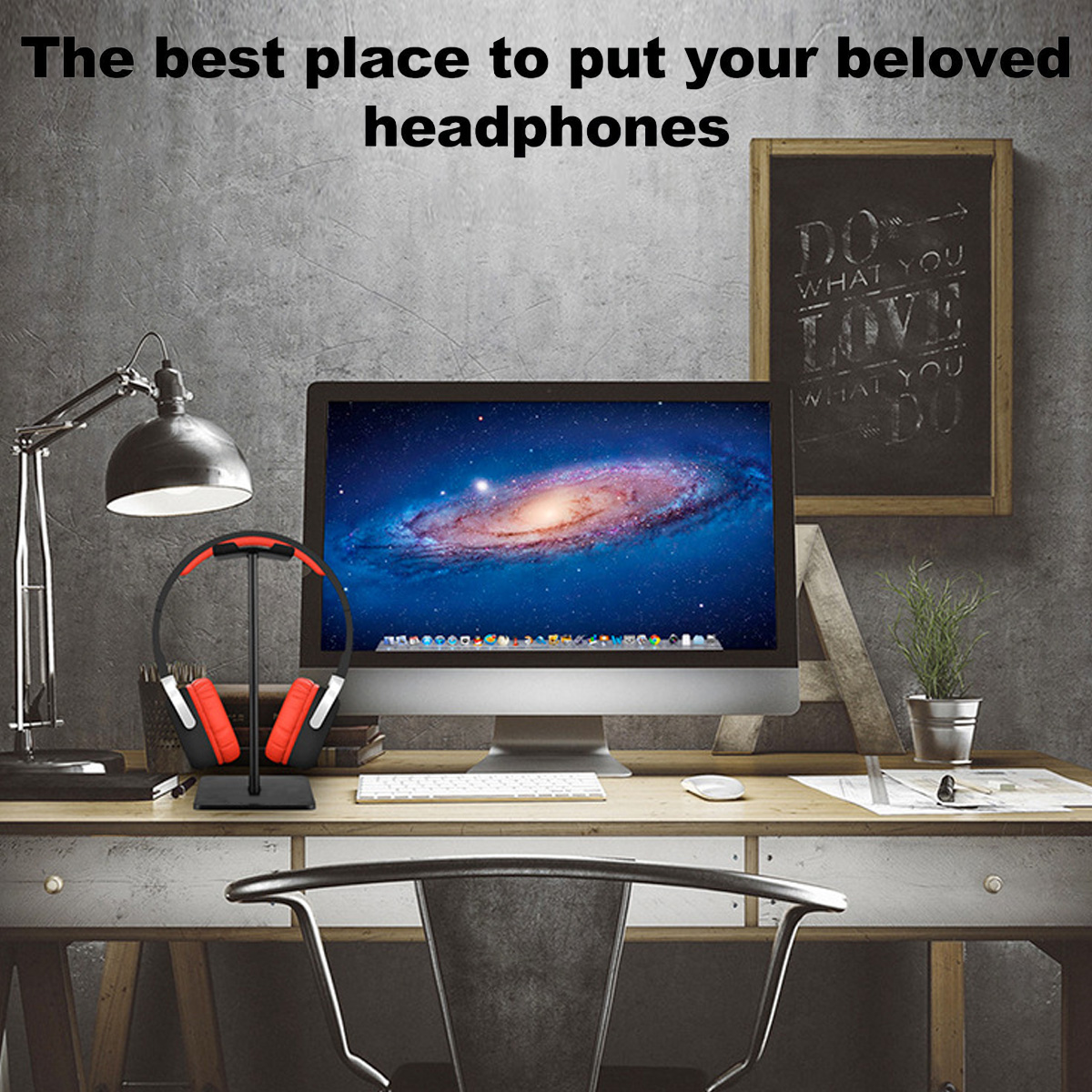 Kopfhörer auf einem Ständer vor Computer, Schreibtisch und Stuhl. Eine Tafel an der Wand mit den Worten 'Do what you love'.