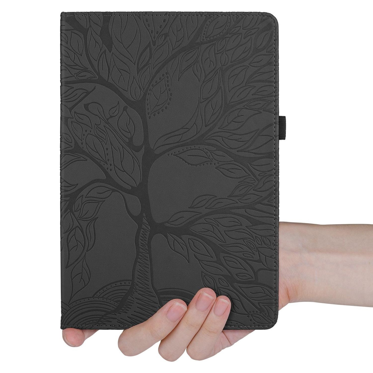 Eine Hand hält eine schwarze Tablet-Hülle mit einem Baumdesign. Die Hülle ist mit einem Baummuster geprägt und hat einen schwarzen Riemen.