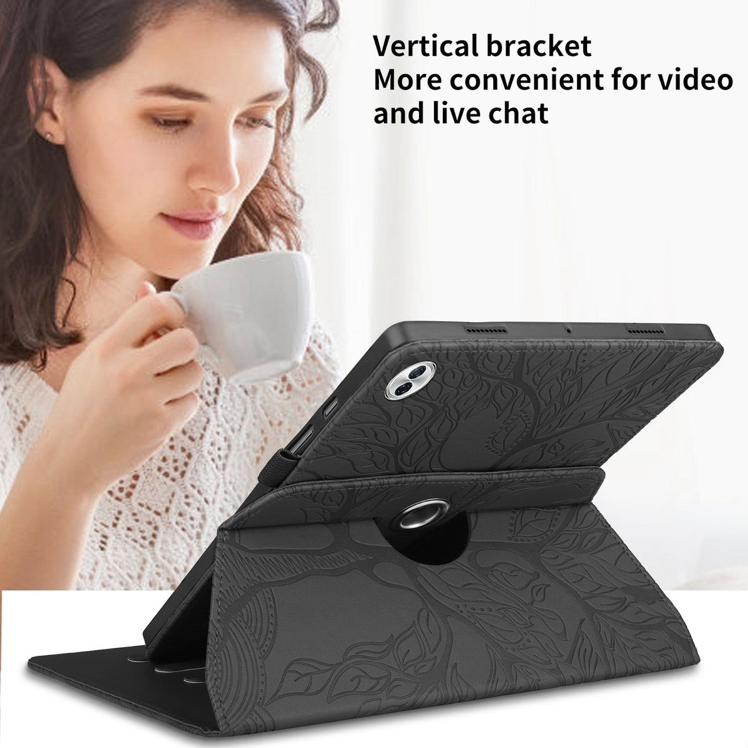 Eine Frau hält eine Tasse, und eine schwarze Tablet-Hülle mit einem vertikalen Ständer. Text: Vertikale Halterung, bequemer für Video und Live-Chat.