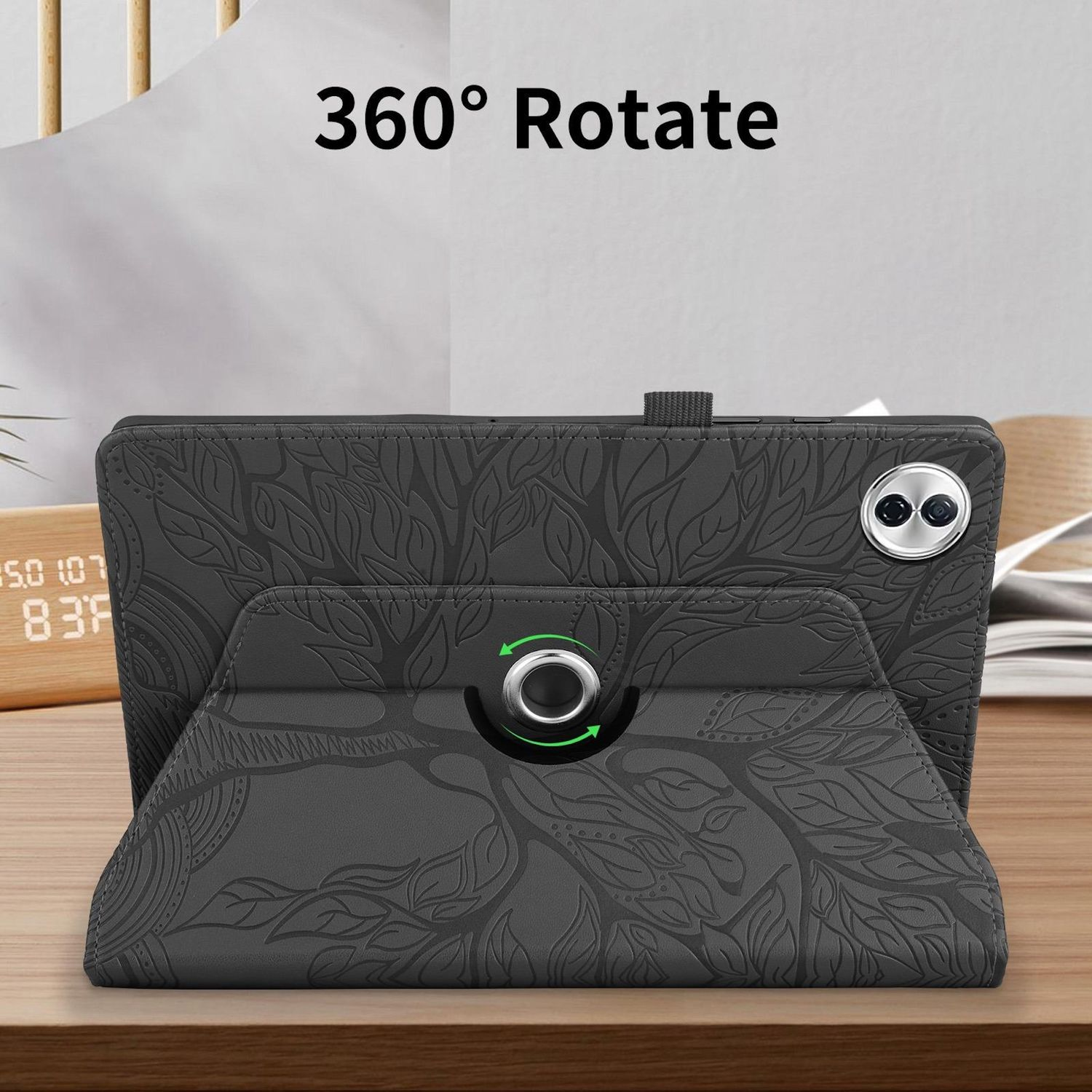 Tablet in einer dunkelgrauen Hülle mit Baumdesign auf Holzoberfläche. Im Hintergrund ist eine Uhr sichtbar.