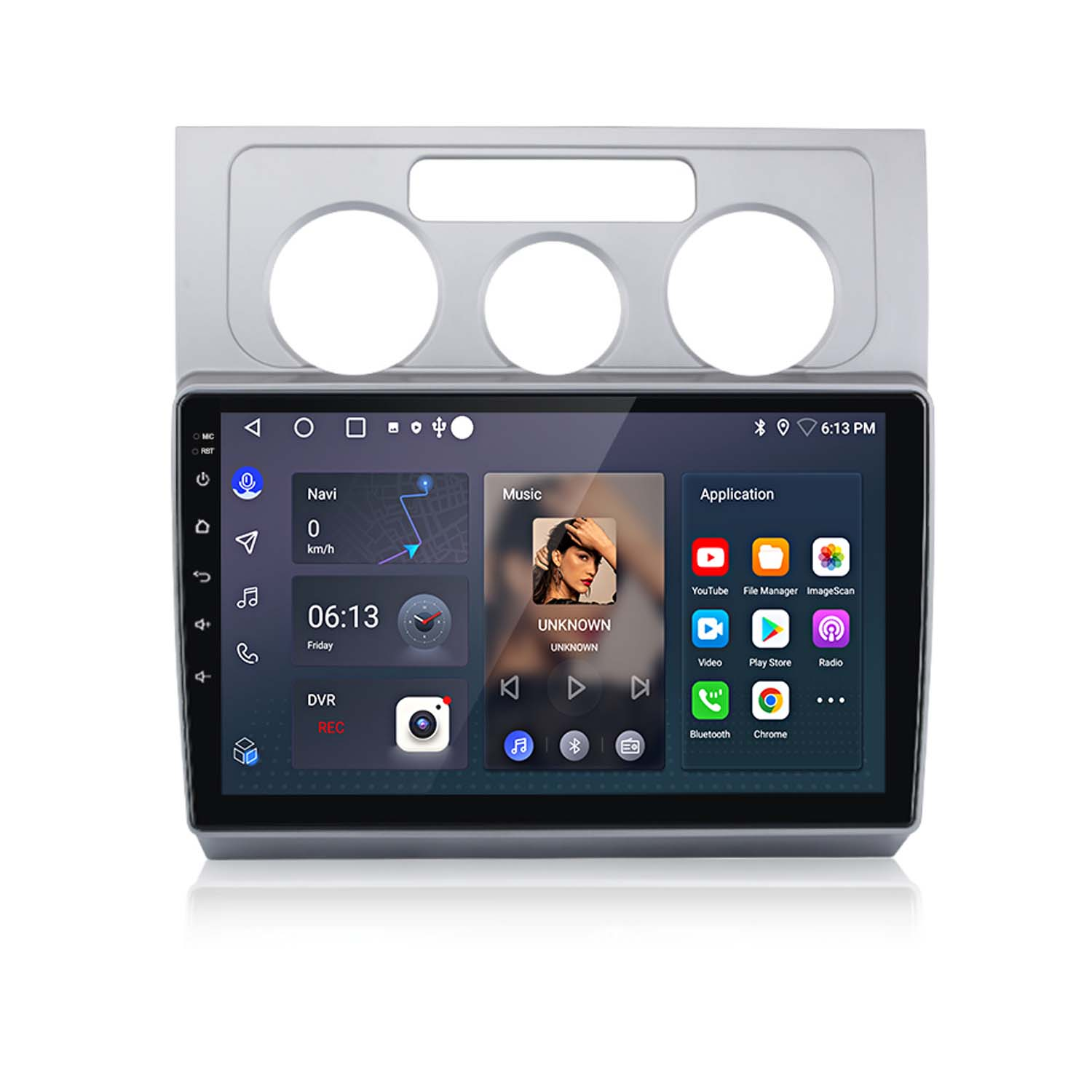 Ein Autoradio mit Touchscreen, das Navigation, Musik und Apps anzeigt. Die Uhrzeit ist 18:13 Uhr. Das Radio hat einen silbernen Rahmen.
