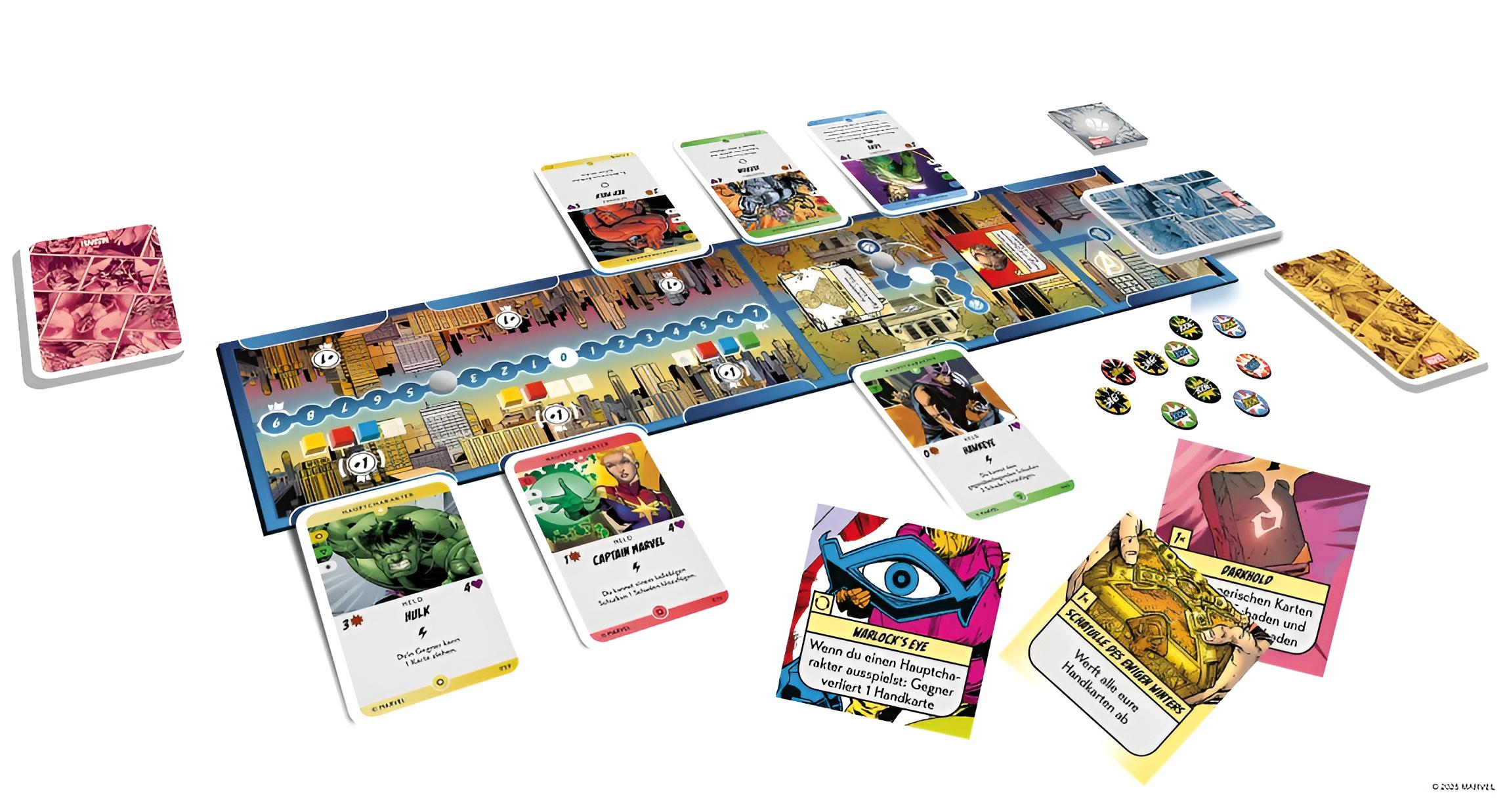 Ein Brettspiel mit Superheldenkarten. Hulk, Captain Marvel und Hawkeye sind sichtbar. Spielsteine und Marker sind ebenfalls vorhanden.