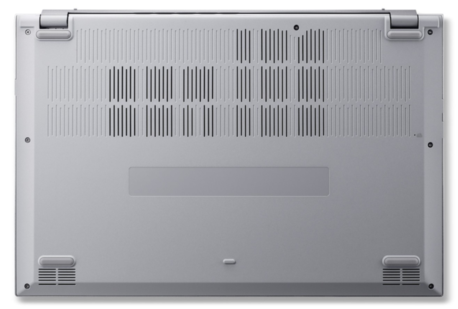 Parte inferior de un portátil plateado. Incluye ventilaciones, tornillos y un panel rectangular. La superficie es lisa con ranuras lineales.