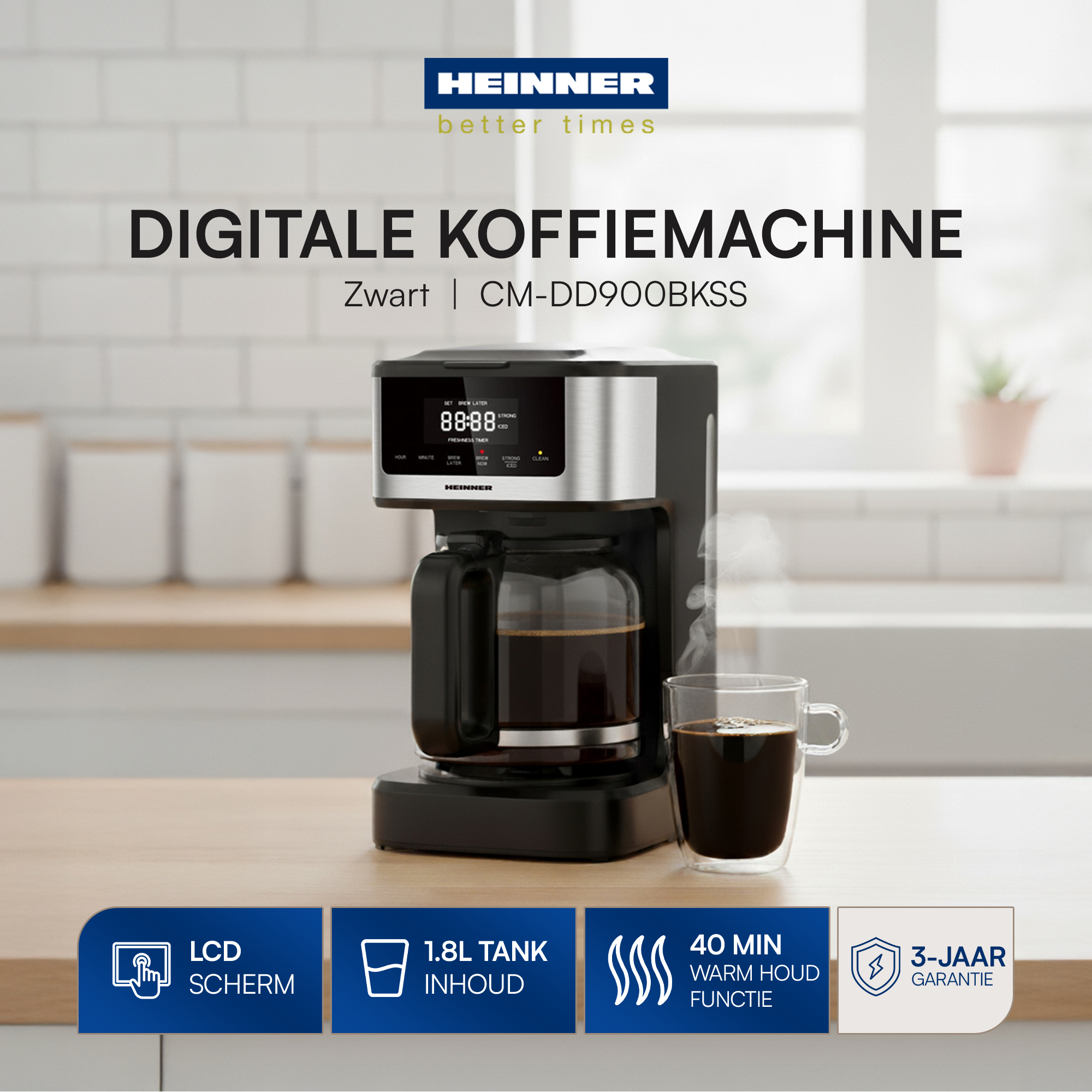 Eine schwarze Kaffeemaschine mit Glaskaraffe und einer Tasse Kaffee auf einem Holztisch. Text: Digitale Kaffeemaschine.
