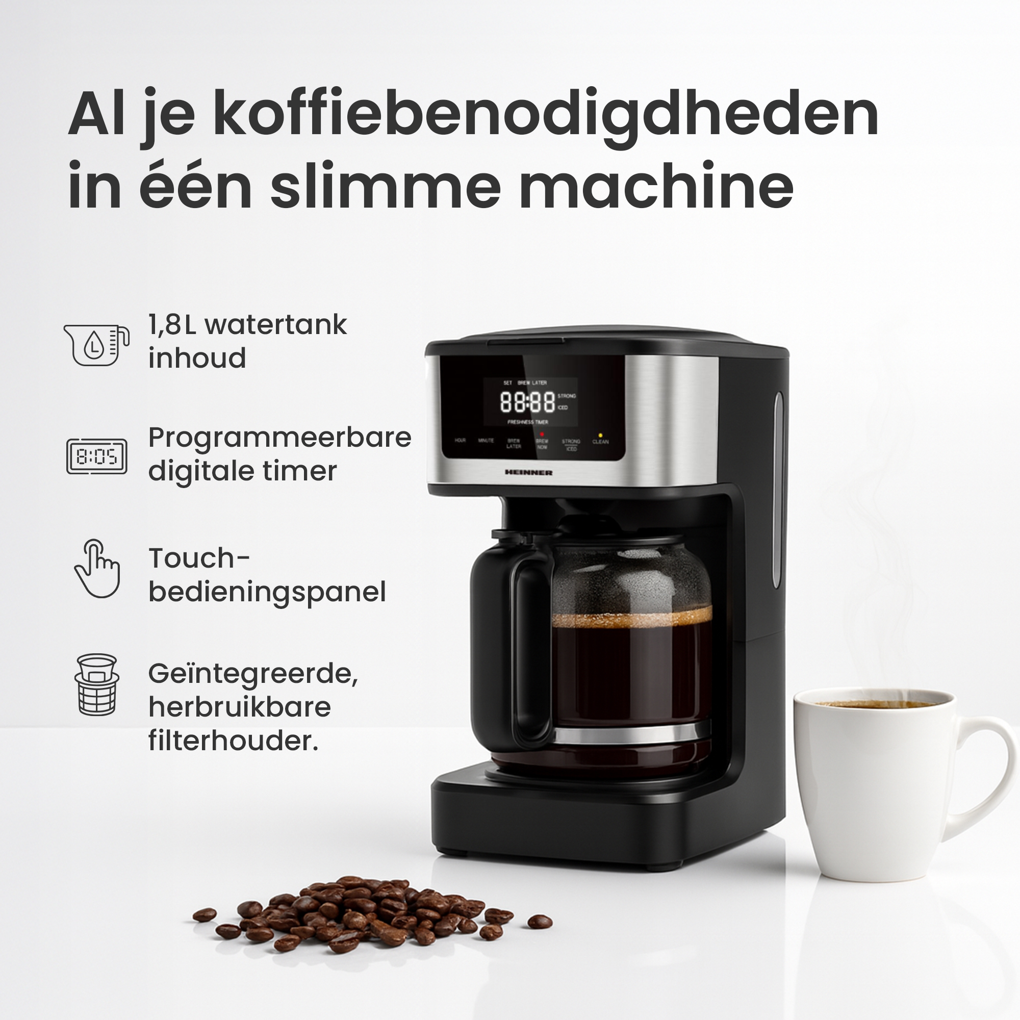Kaffeemaschine mit Kaffee, Kaffeebohnen und einer Tasse. Die Maschine ist schwarz und silber.
