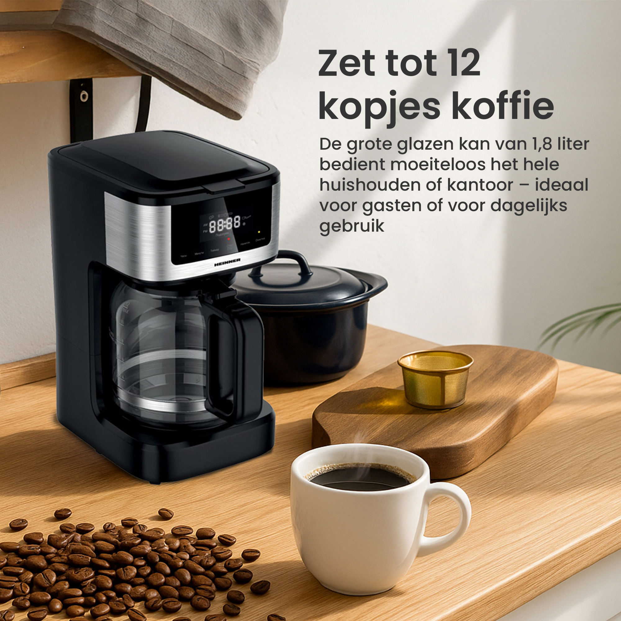 Kaffeemaschine, Kaffeetasse, Bohnen und andere Gegenstände auf Holz. Dampf steigt aus der Tasse auf.
