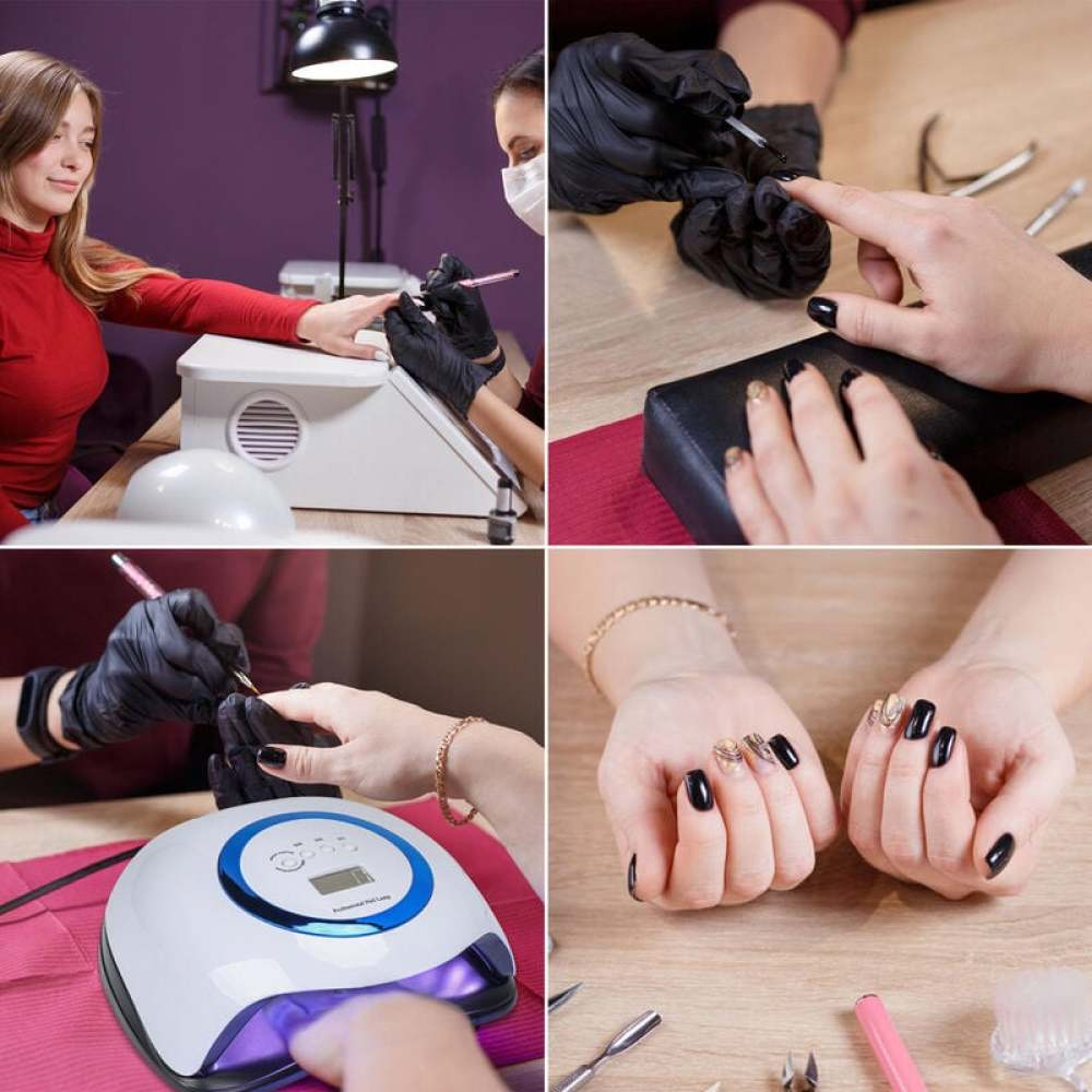 Eine Frau bekommt eine Maniküre. Eine Nageltechnikerin trägt schwarzen Nagellack auf. Werkzeuge und eine UV-Lampe liegen auf dem Tisch.