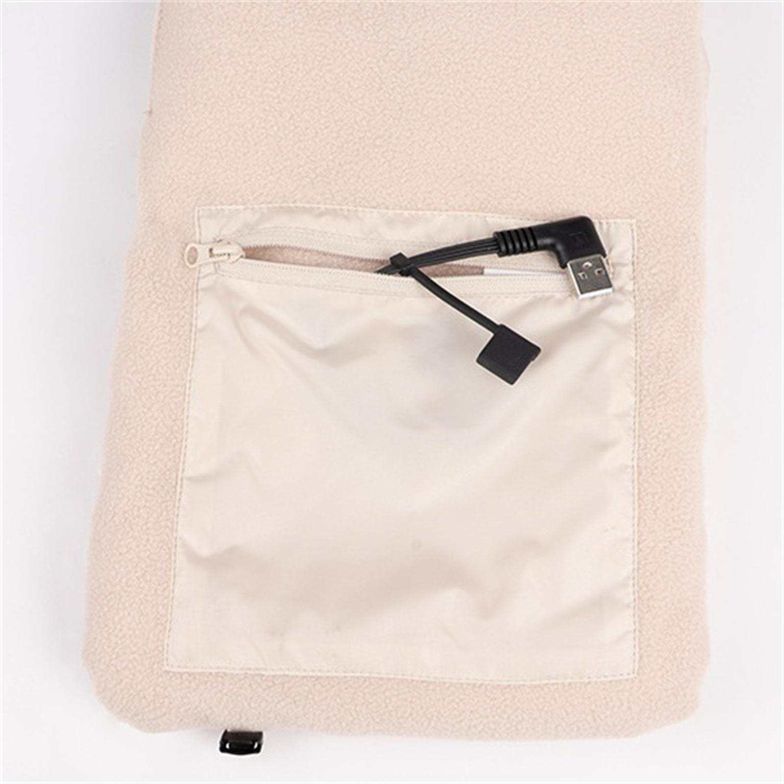 Beiges Fleece-Teil mit Tasche. Ein USB-Kabel ist in die Tasche gesteckt.