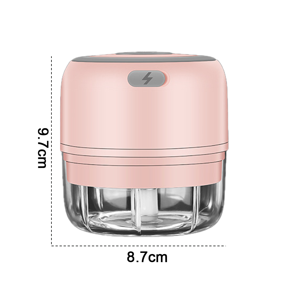 Ein rosa und klarer Mini-Foodprozessor. Die Abmessungen betragen 9,7 cm x 8,7 cm. Er hat einen Ein- / Ausschalter mit einem Blitzsymbol.
