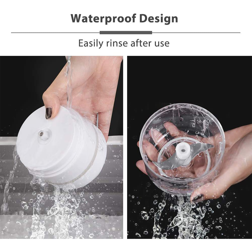 Hände spülen einen weißen Foodprozessor und seinen transparenten Behälter mit Wasser. Der Text oben lautet 'Waterproof Design'.