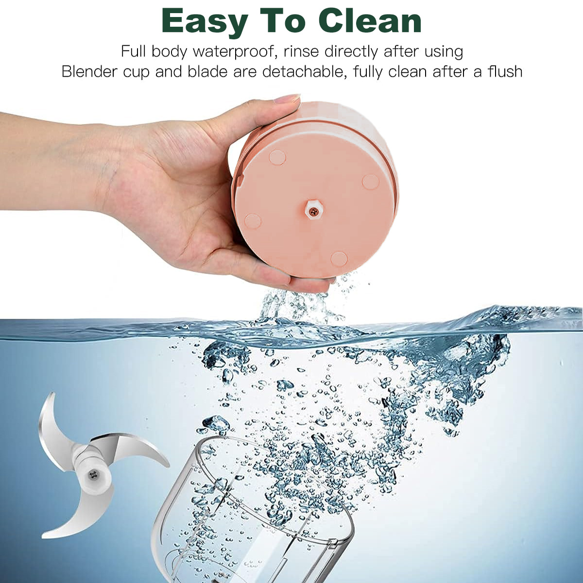Eine Hand spült einen rosa Blenderteil. Eine Klinge und ein Becher sind in Wasser getaucht, was Blasen erzeugt. Text lautet 'Easy To Clean'.