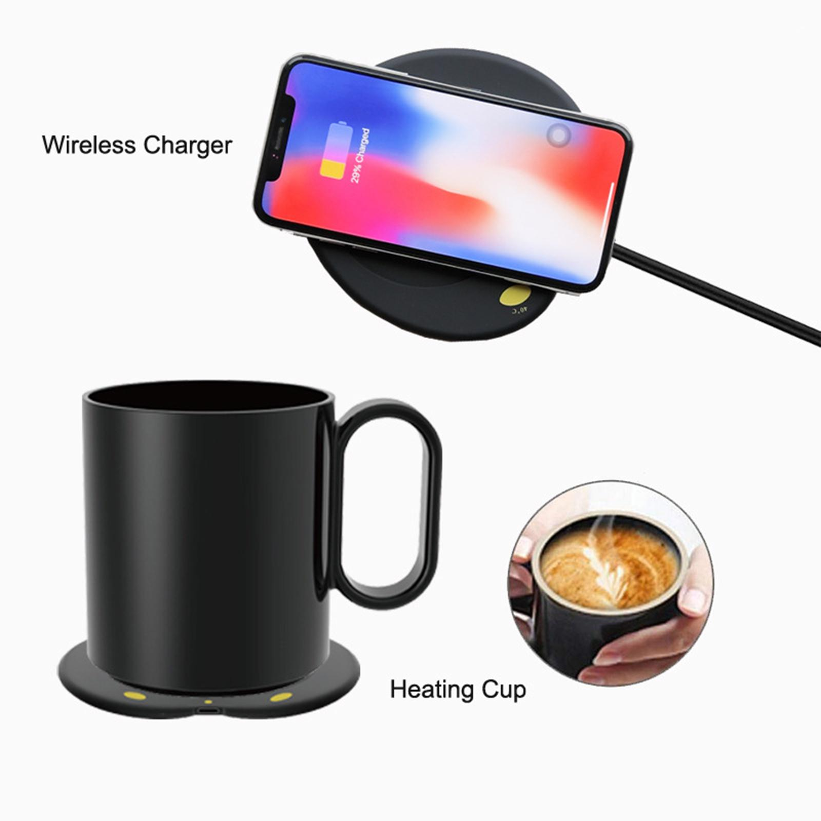 Ein Telefon, das auf einem kabellosen Ladegerät geladen wird, eine schwarze Tasse und eine Heiztasse mit Kaffee.