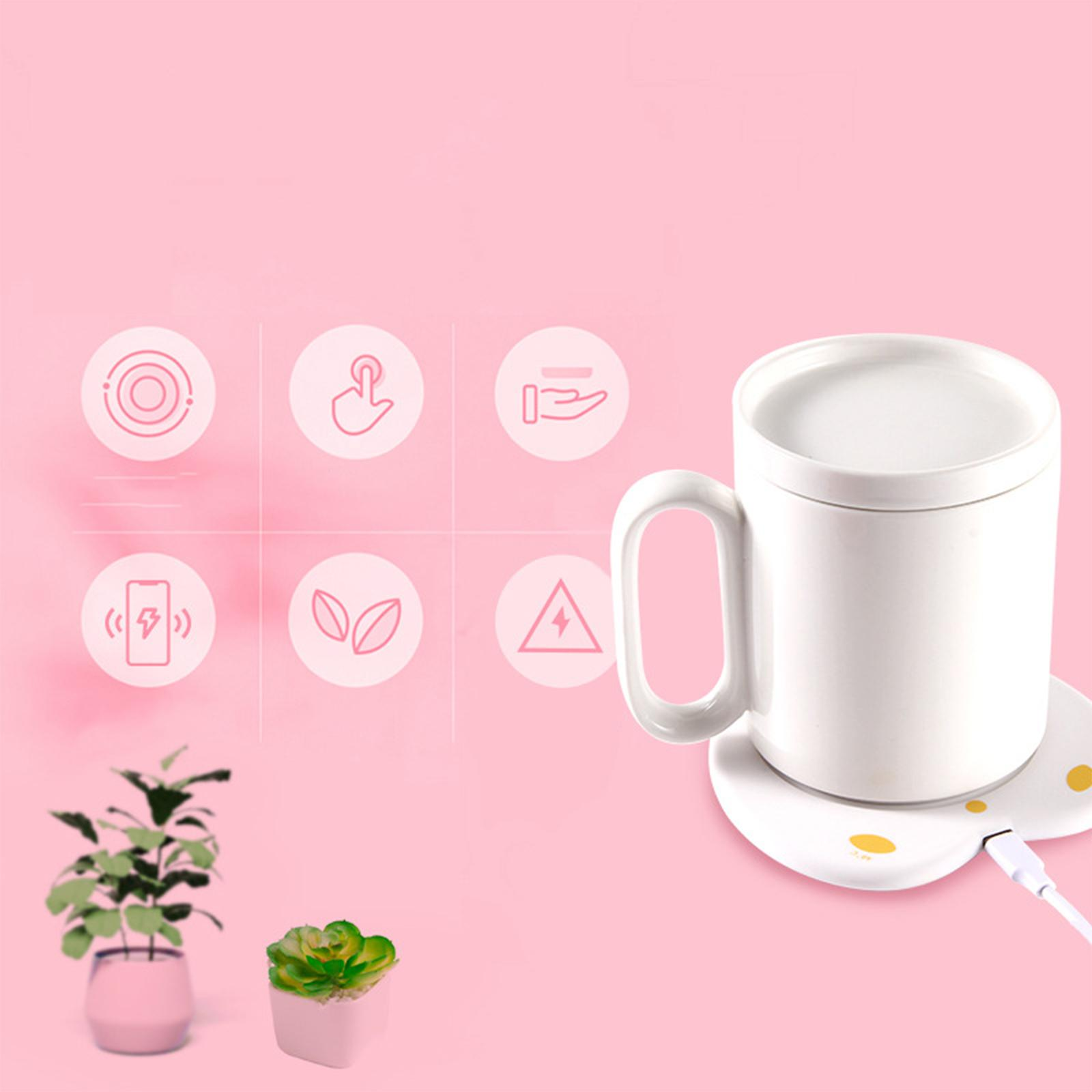 Weißer Becher auf einem Wärmer, Symbole darum. Rosa Hintergrund. Kleine Pflanzen unten links.