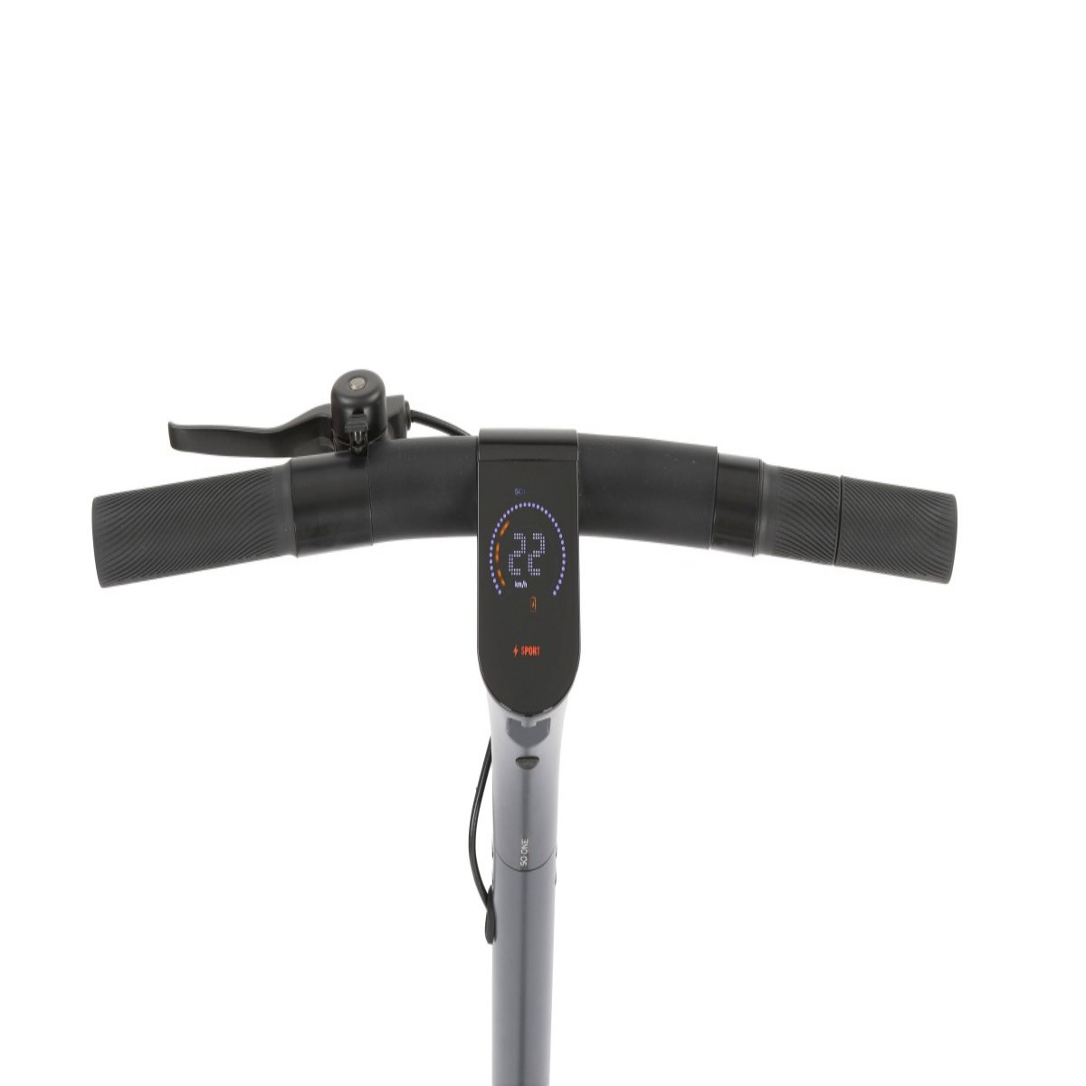 Zbliżenie kierownicy hulajnogi elektrycznej. Wyświetlacz pokazuje 22 km/h. Czarne uchwyty, dzwonek i dźwignia hamulca. Białe tło.