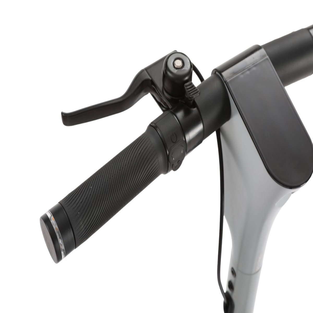 Zbliżenie kierownicy skutera. Czarny uchwyt, dźwignia hamulca i dzwonek. Widoczny szary trzpień. Białe tło.