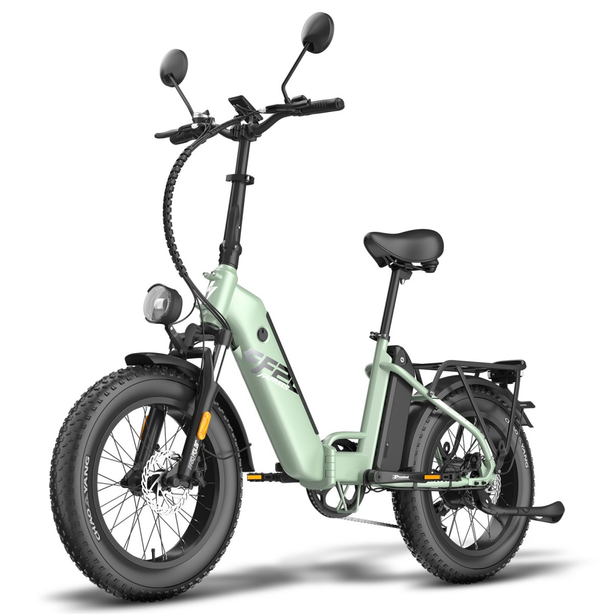 Ein hellgrünes Elektrofahrrad mit schwarzen Rädern und Sitz. Es hat breite Reifen, Spiegel und einen Gepäckträger. Der Hintergrund ist weiß.