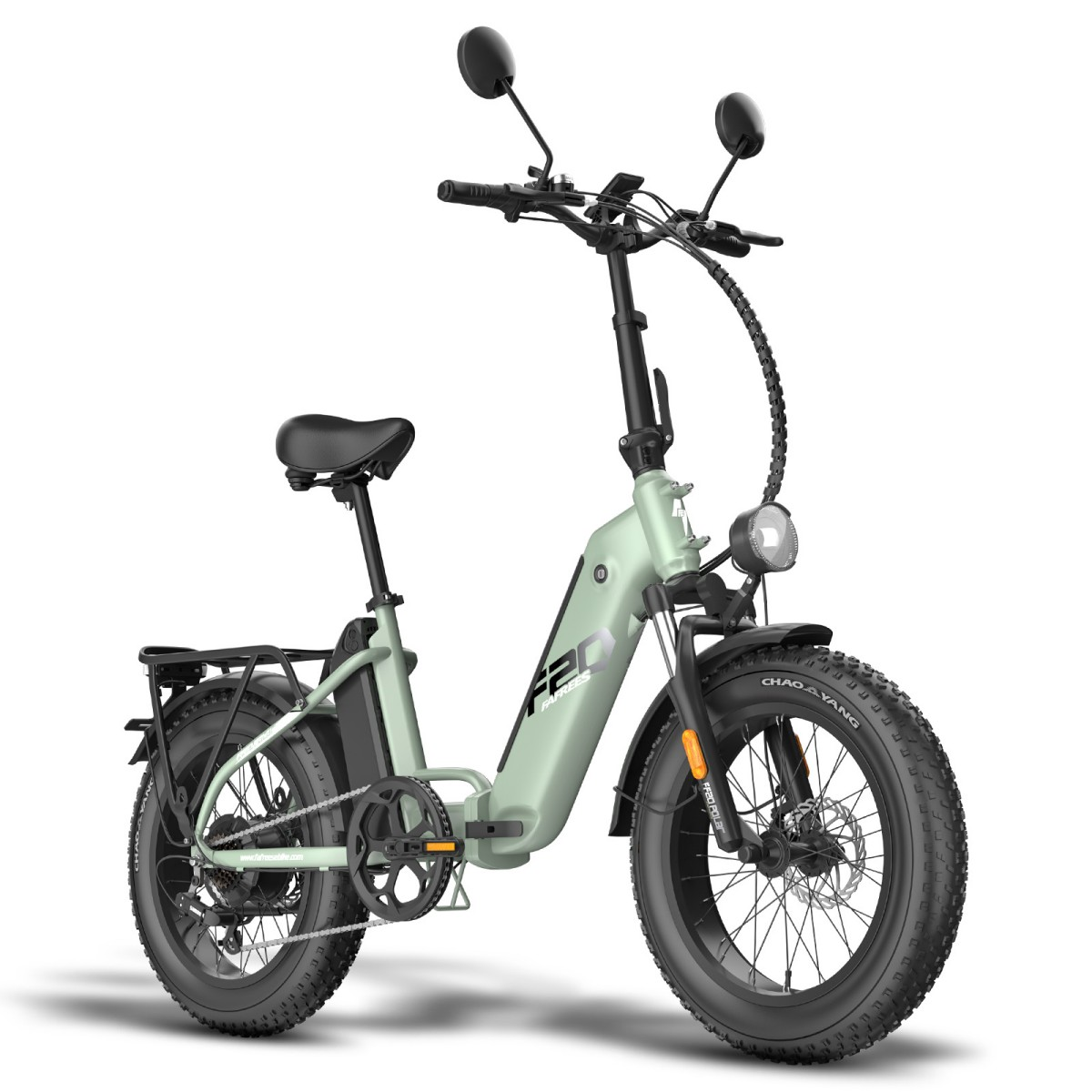 Ein mintgrünes Elektrofahrrad mit schwarzen Reifen, Sitz und Lenker. Es hat einen Scheinwerfer, Spiegel und einen Gepäckträger.