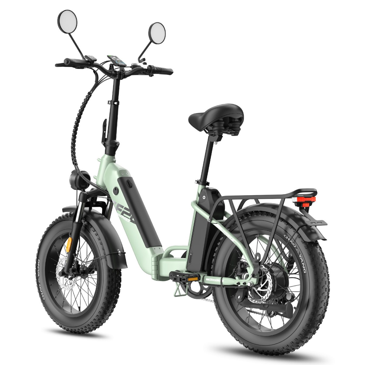 Ein mintgrünes und schwarzes Elektrofahrrad. Es hat große Reifen, Spiegel, ein Display und einen Gepäckträger. Der Hintergrund ist weiß.