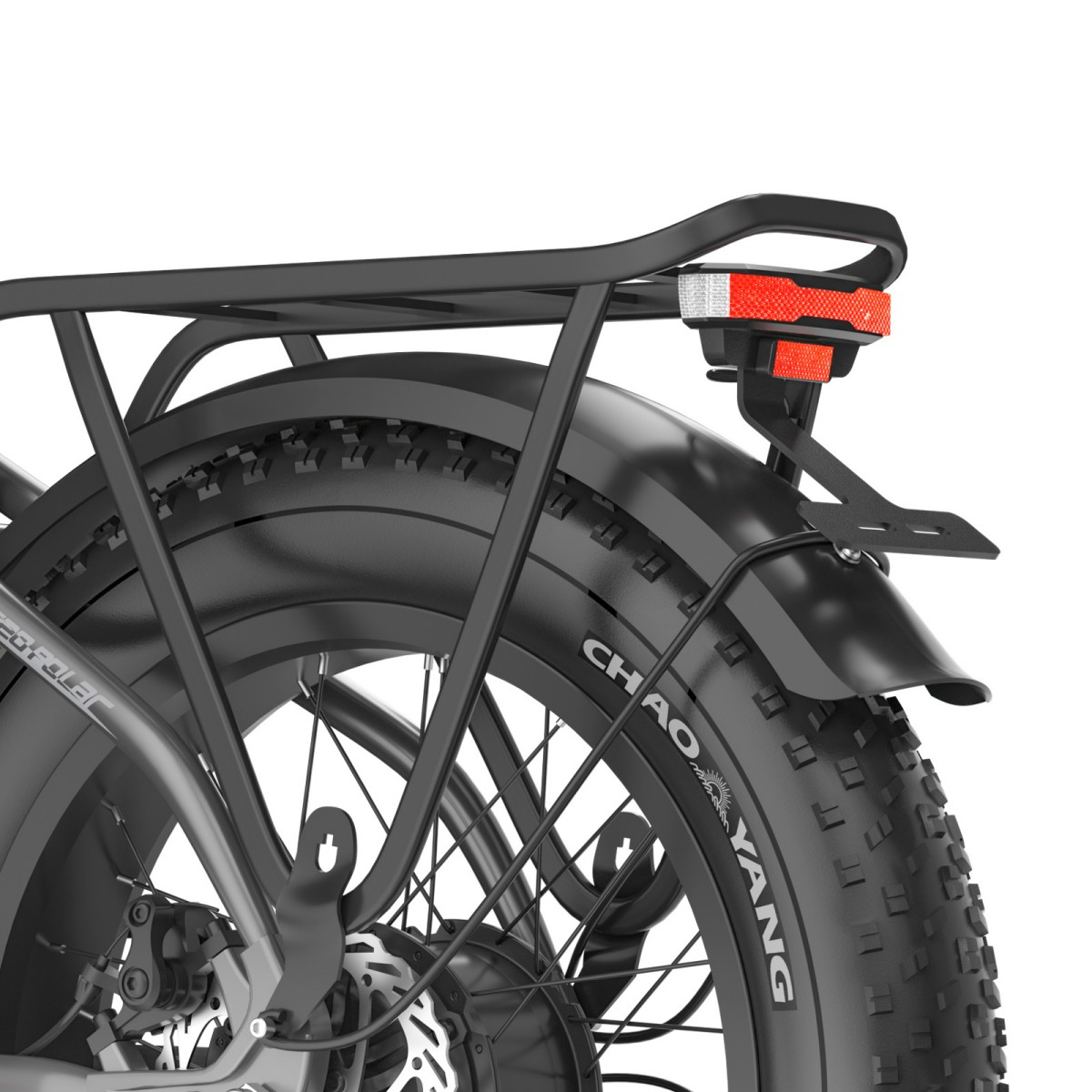 Rückansicht eines schwarzen Fatbike mit Gepäckträger, Schutzblech und Reflektor. Der Reifen hat das Wort 'CHAO YANG'.
