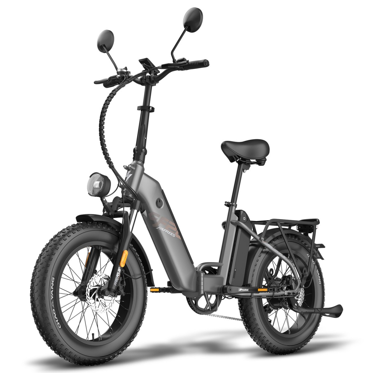 Ein graues Elektrofahrrad mit großen Reifen, Spiegeln, Scheinwerfer und Gepäckträger. Das Fahrrad steht vor weißem Hintergrund.