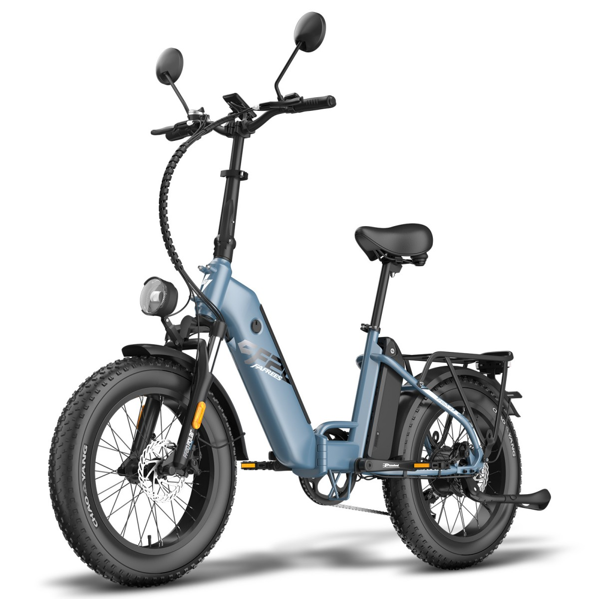 Ein hellblaues Elektrofahrrad mit schwarzen Reifen, Sitz und Lenker. Es hat einen Scheinwerfer, Spiegel und einen Gepäckträger. Das Fahrrad steht auf Weiß.