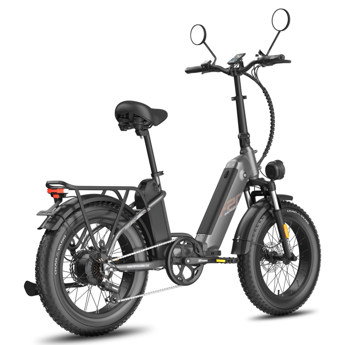 Ein graues Elektrofahrrad mit schwarzen Reifen und Rahmen, Spiegeln und einem Gepäckträger. Das Fahrrad steht vor weißem Hintergrund.