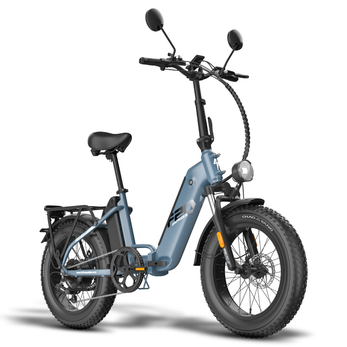 Ein blaues, zusammenklappbares Elektrofahrrad mit schwarzen Reifen, Sitz und Lenker. Es hat einen Scheinwerfer, Spiegel und einen Gepäckträger. Das Fahrrad steht auf weißem Hintergrund.
