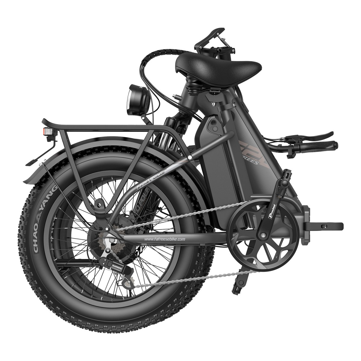 Ein schwarzes Elektro-Faltrad wird gezeigt. Es hat große Reifen, einen Gepäckträger und einen Scheinwerfer. Das Fahrrad steht vor weißem Hintergrund.