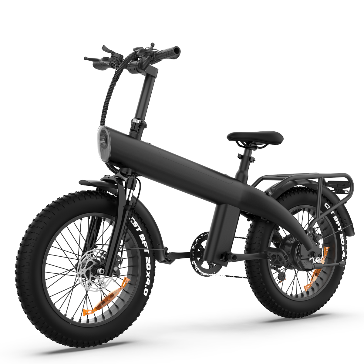 Czarny rower elektryczny na białym tle. Ma duże opony, przednie światło i tylny bagażnik. Rower jest pochylony w prawo.