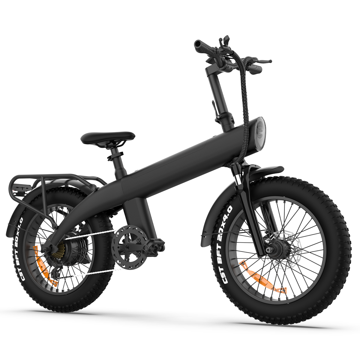 Czarny rower elektryczny z grubymi oponami na białym tle. Ma reflektor, siodełko i tylny bagażnik.